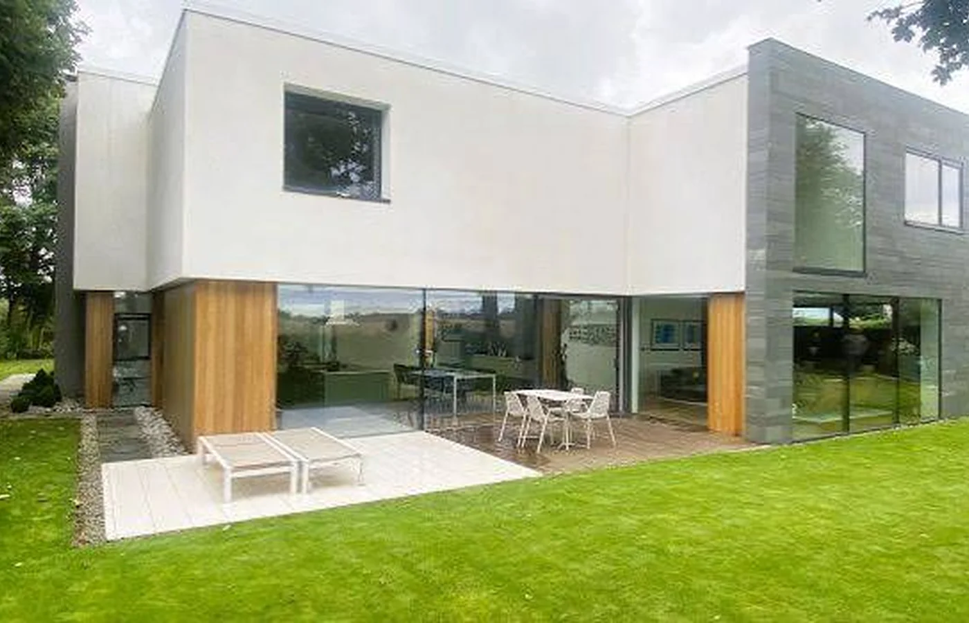 Low-pressure render cleaning on an exterior wall